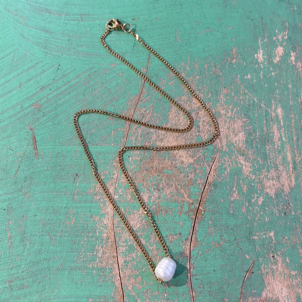 Simple Grace Pearl Necklace