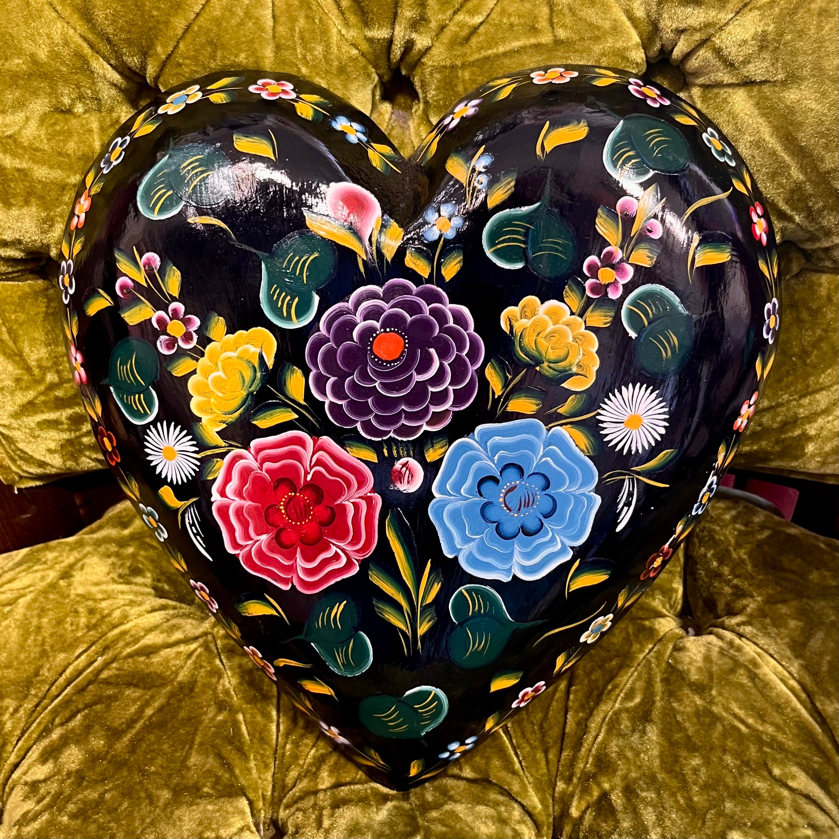 Hand Painted Black Floral Globo Heart
