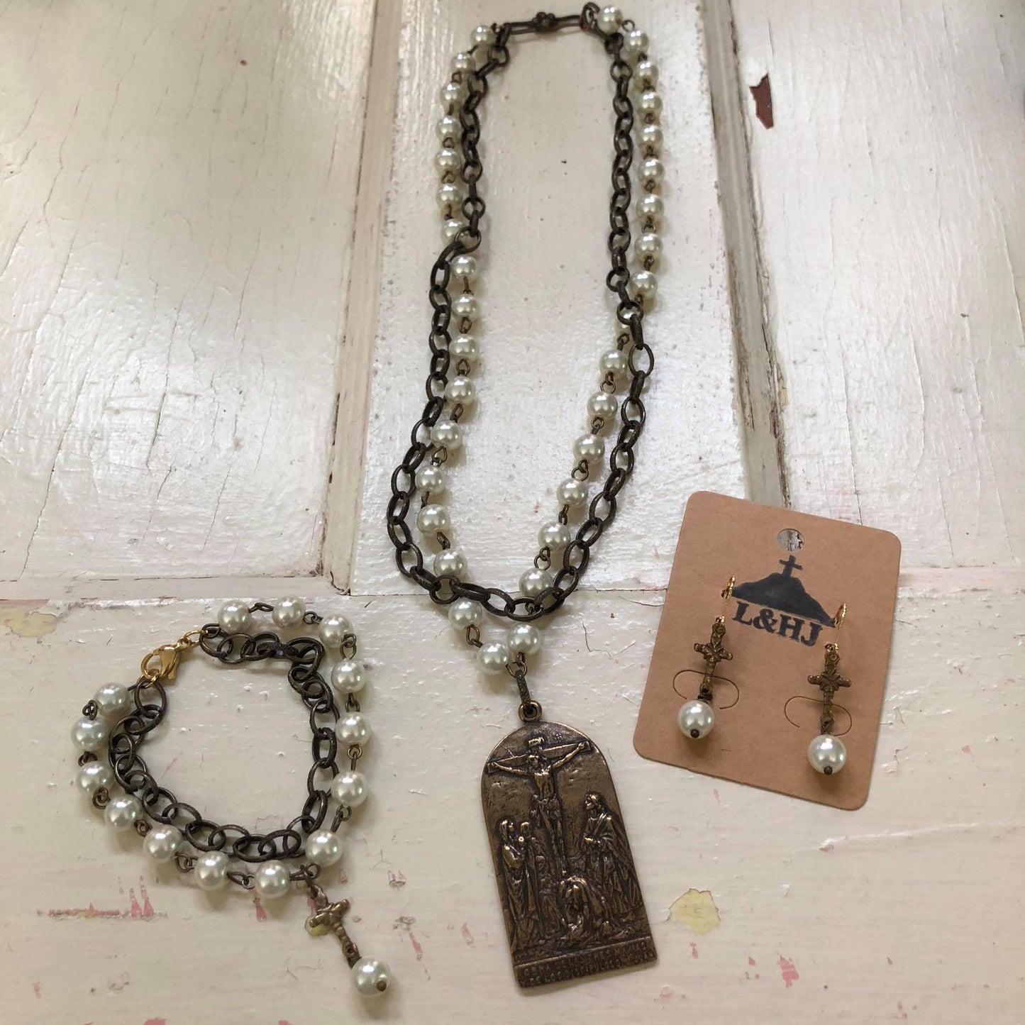 Jesus' Love Pearl Set